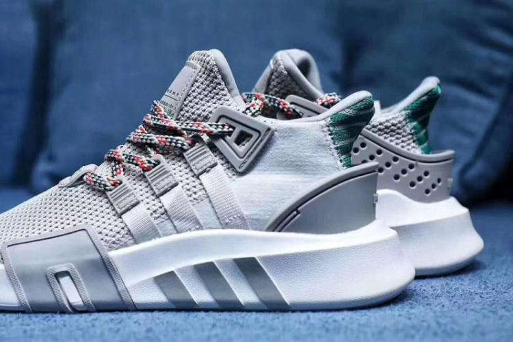 adidas三叶草板鞋neo (adidas三叶草和neo系列区别)