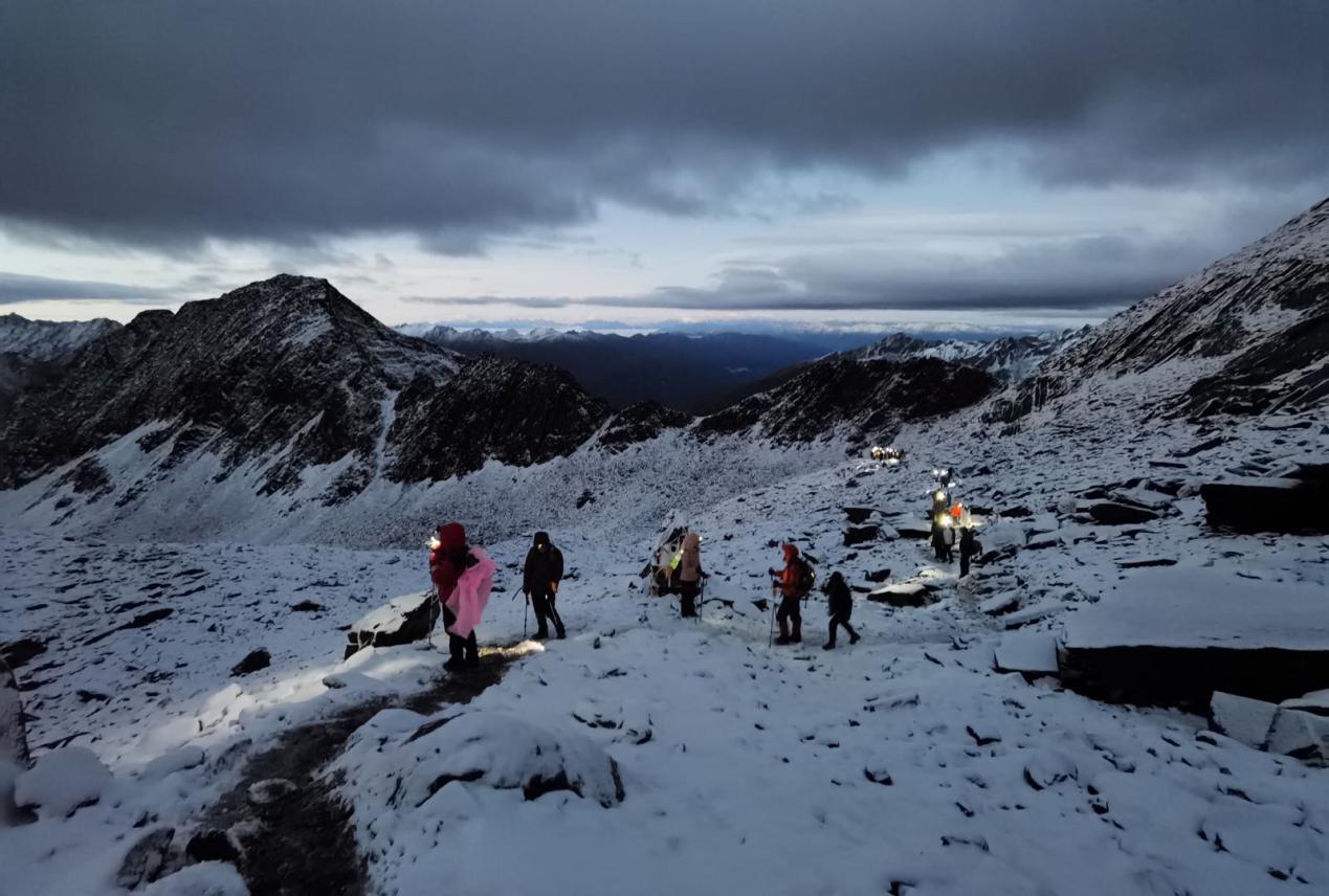 四姑娘山大峰登顶感受,四姑娘山二峰绝望坡有绳索吗