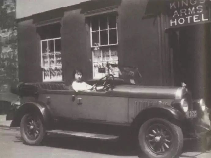 上海复旦大学校花开车去新天地,从外滩下来的复旦校花