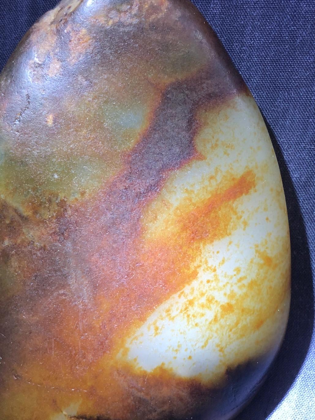 和田青白籽料是白玉还是青玉,和田玉籽料青白玉手把件值钱吗