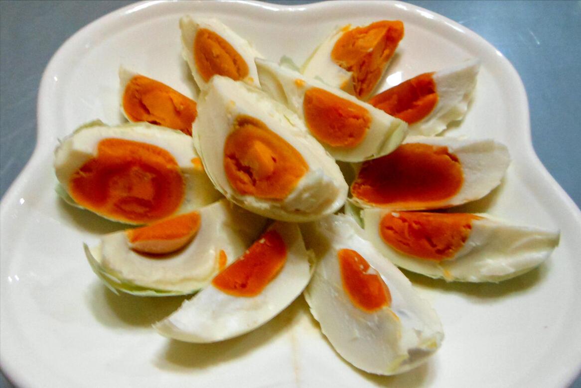 腌咸鸭蛋不要太咸还流油的做法,腌咸鸭蛋不用白酒的方法
