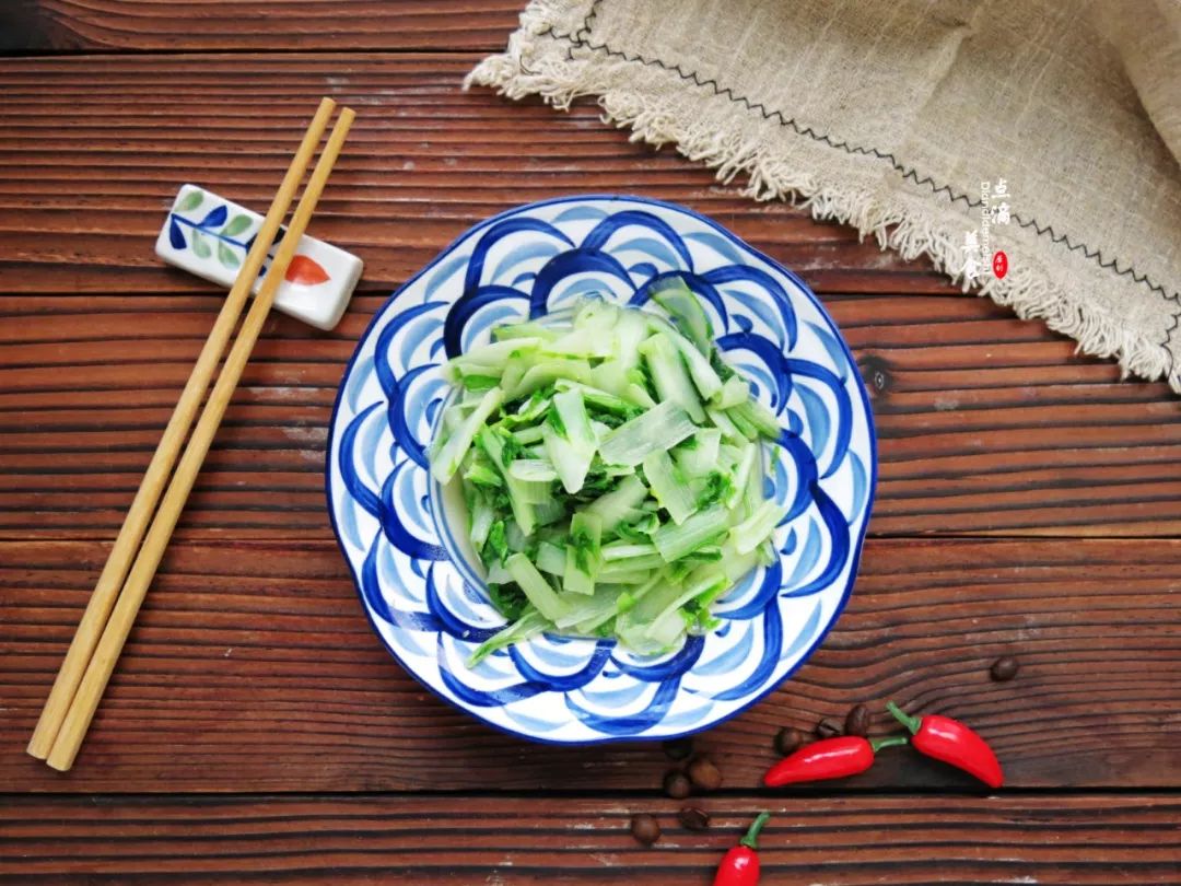 入秋口，别急着“贴秋膘”，天气干燥宜润燥，多吃这三个蔬菜好