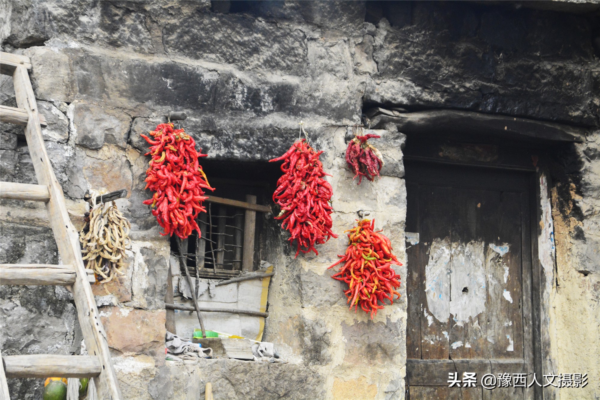 山村老两口想吃碗凉粉，削坏红薯在铁板上磨浆，半天胳膊就肿了