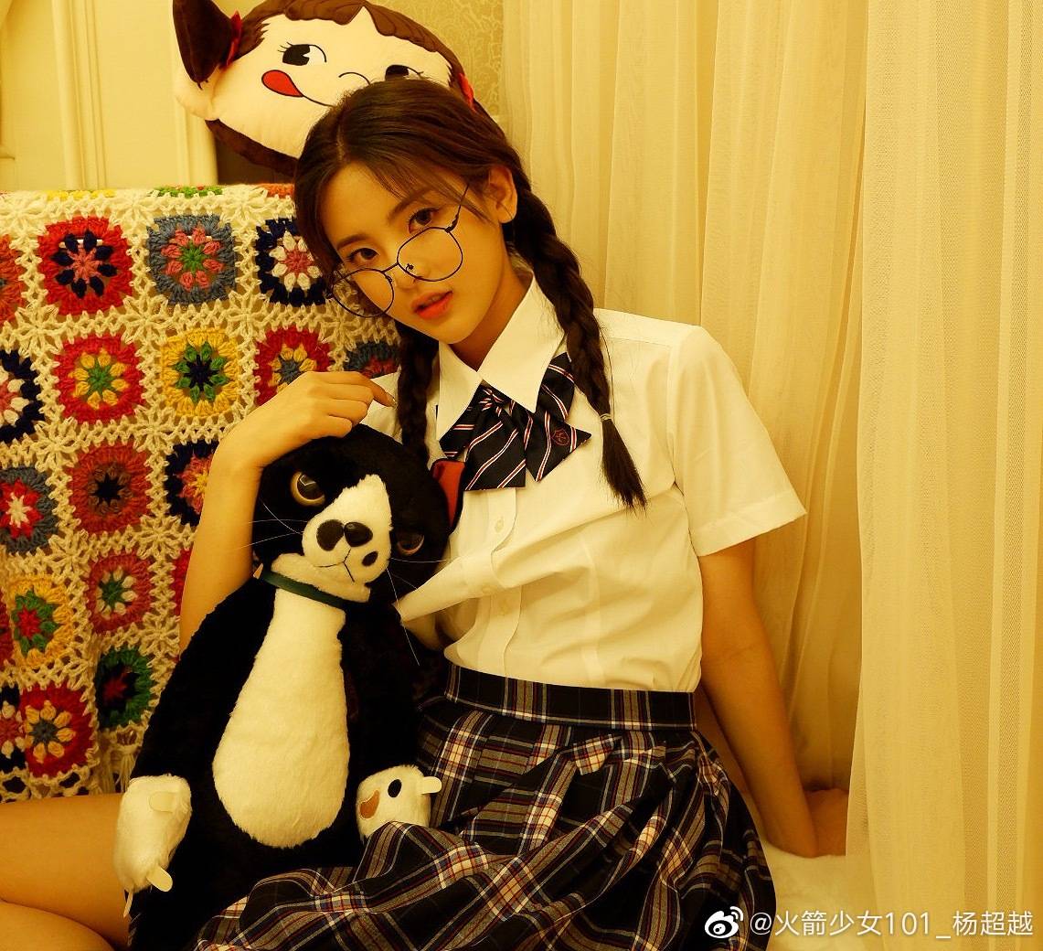 杨超越怼人上瘾！闻袜子遭嫌邋遢，怒回仙女脚不臭，比某人嘴干净