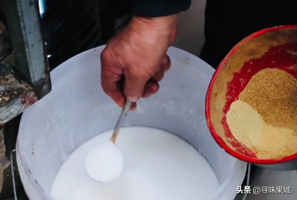 70岁大叔卖自创小吃40年,70岁老人在街边卖美食