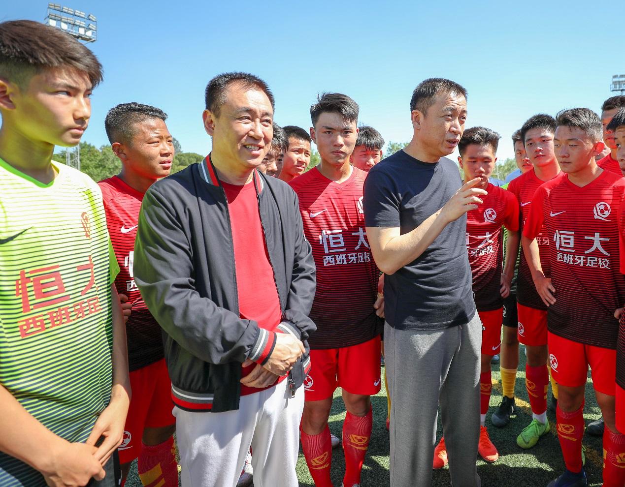 三家中超老板齐聚皇马，俱乐部主席送上珍贵礼物