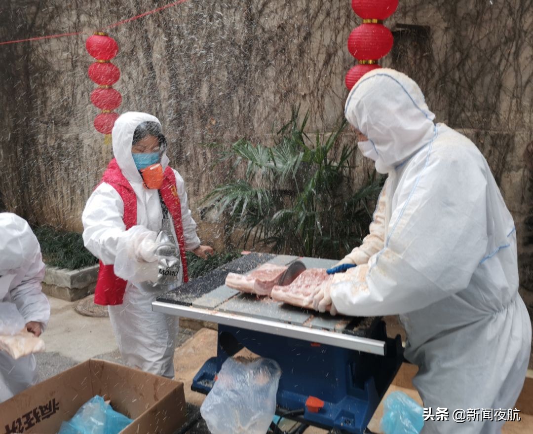 每切一块冻猪肉，就像下了一场猪肉味儿的雪……