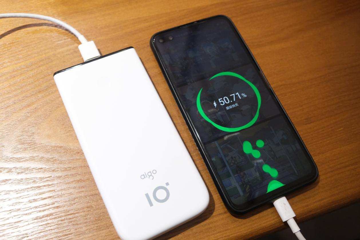 女生都是颜值*党**！像aigo国民好物充电宝就合女友的审美