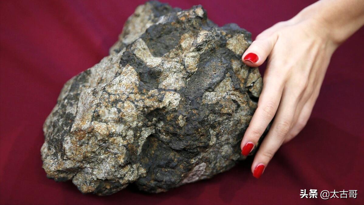 陨石坠落地面为什么能产生爆炸,陨石坠落在大气层中突然爆炸