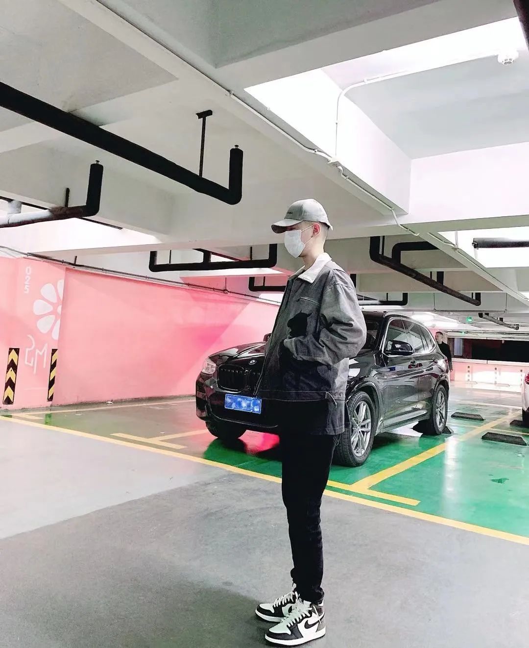 涨见识了!原来很多开宝马的都有一面鞋墙,穿的球鞋不上千就上万