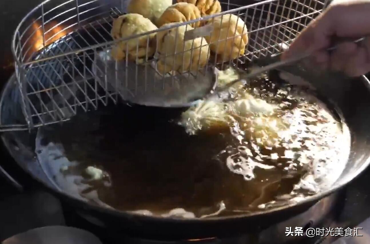 胖大姐做油炸包子，一个包子50元没人嫌贵，天没黑就有人来排队
