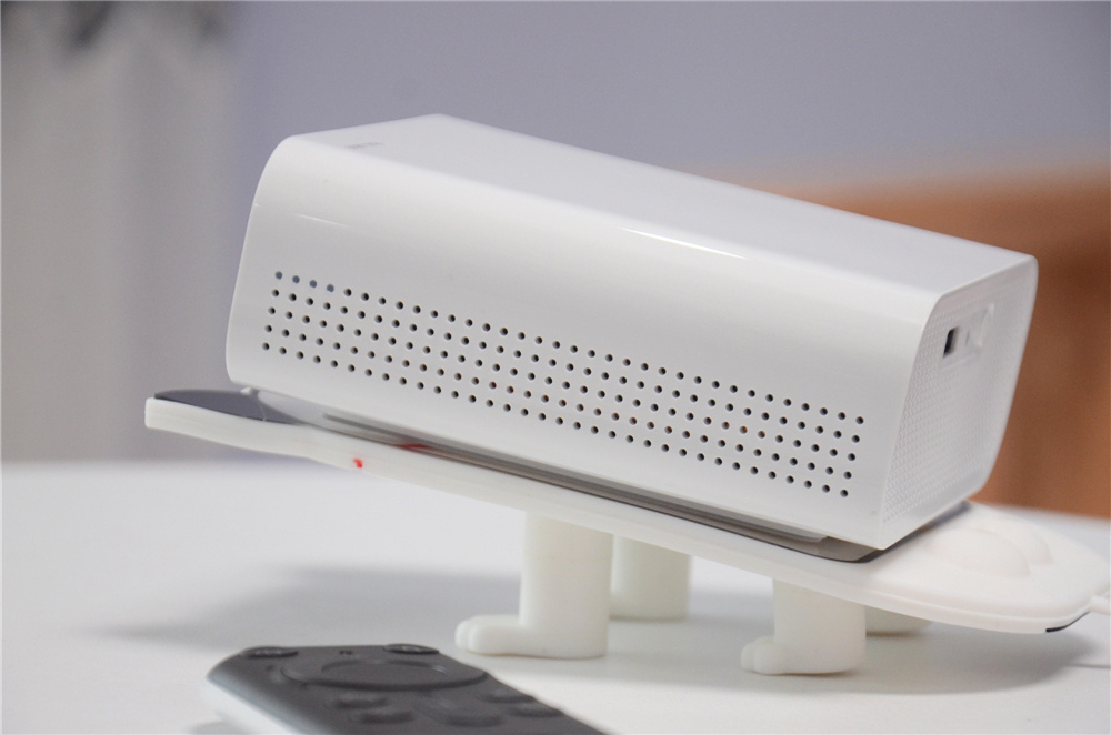 将电影院放进口袋里？天猫精灵“小白盒”便携智能投影仪评测