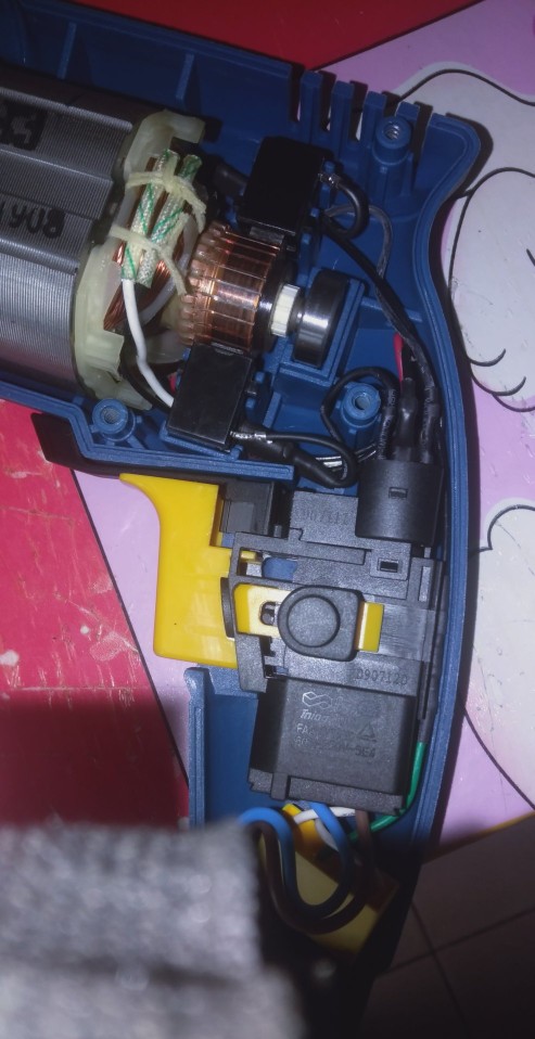 晶思达手电钻开关总成内部构造,插电款带冲击的手电钻