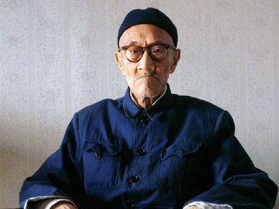 青年毛*东泽**的务实与远见，与中年梁漱溟“表实里虚”与“大话幻见