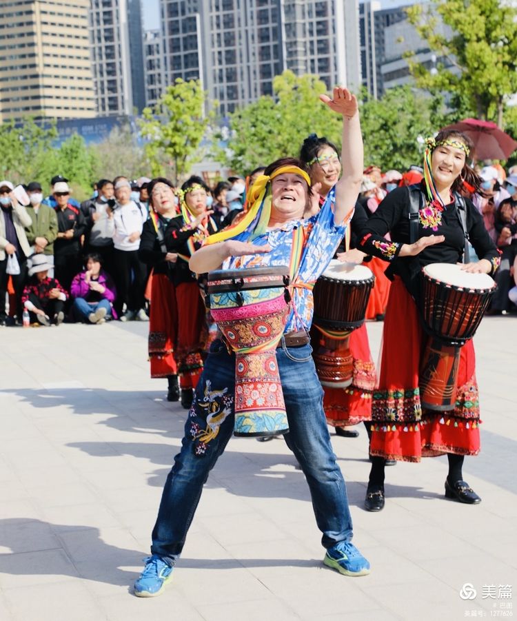 洛阳牡丹广场：*疆新**舞大联欢