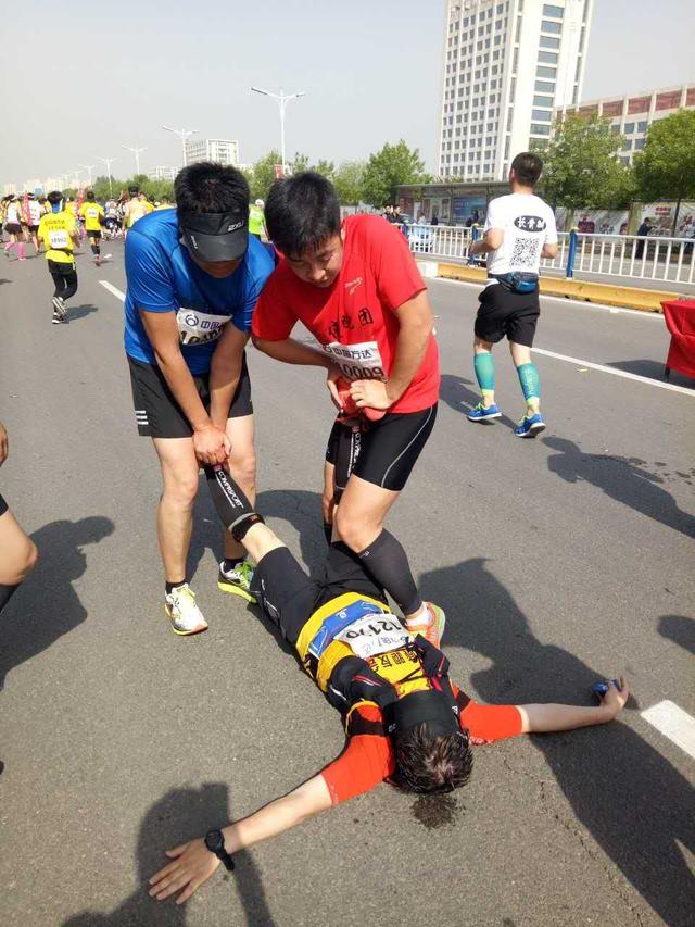 为什么马拉松后半程会出现抽筋,马拉松32公里抽筋