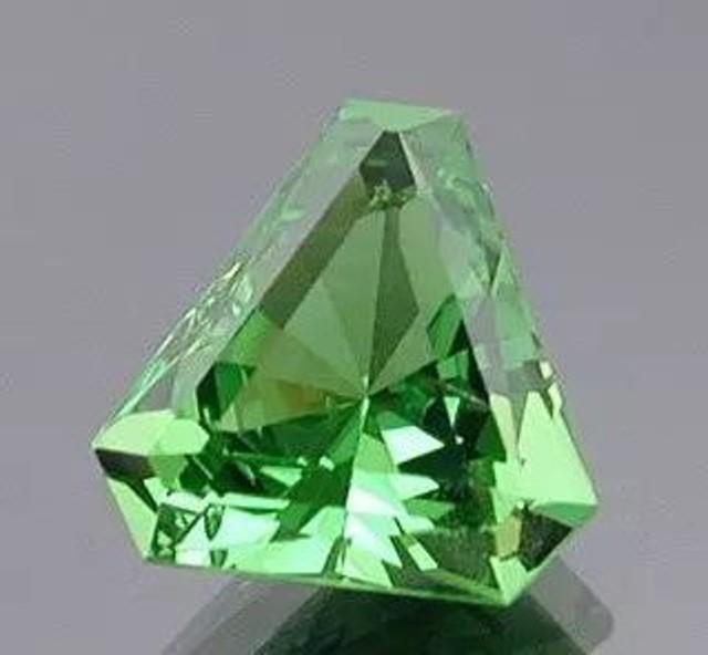 高端的石榴石宝石,石榴石是一种石榴籽般的晶体