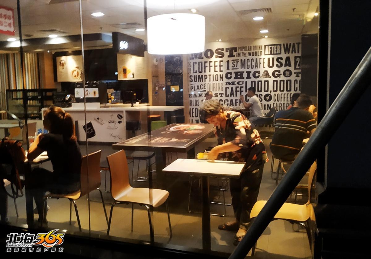 太心酸！深夜我与北海麦当劳“难民”的一次对话