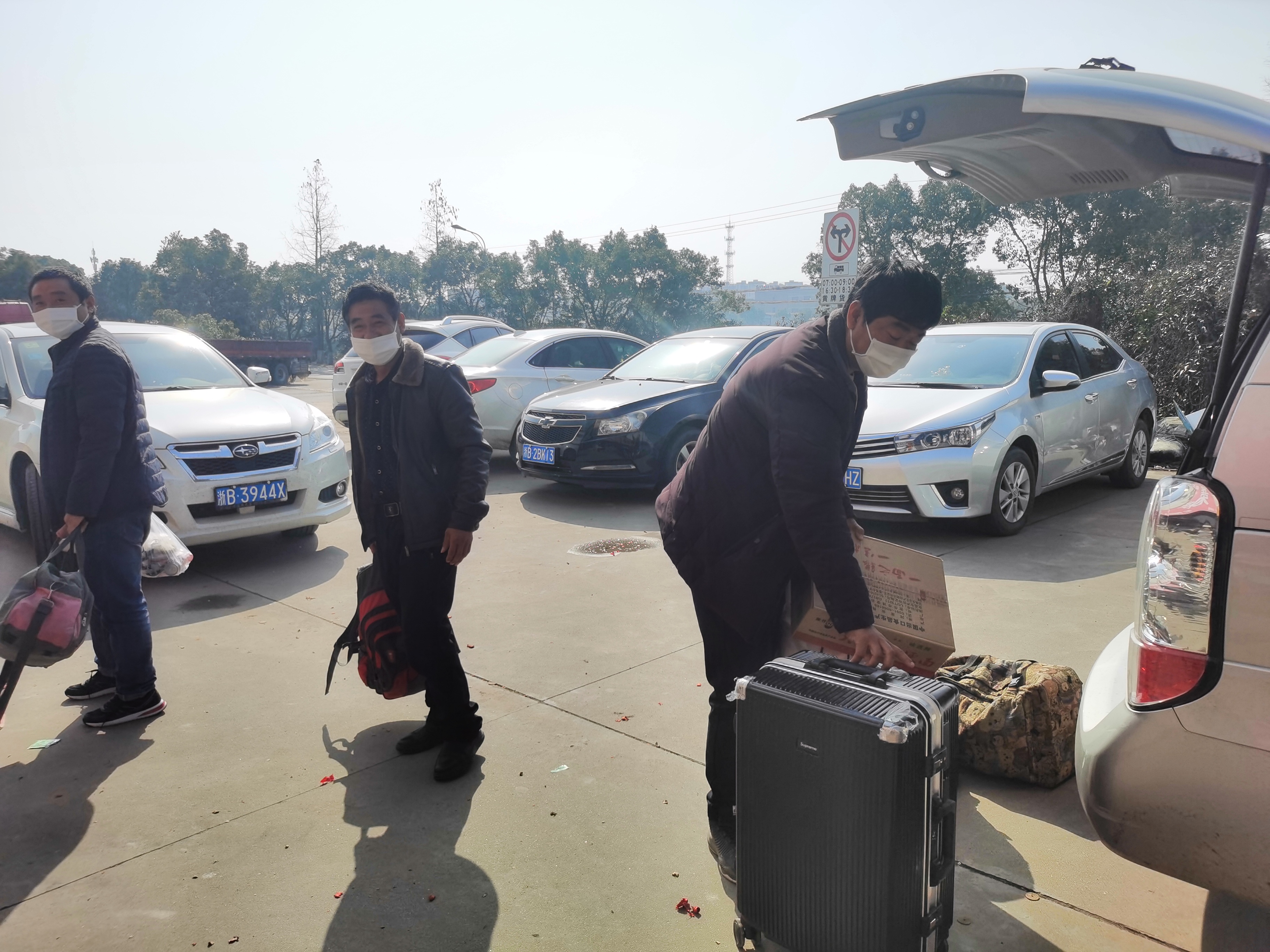 宁波服装厂大巴接工人复工,宁波宝兴物流股份有限公司