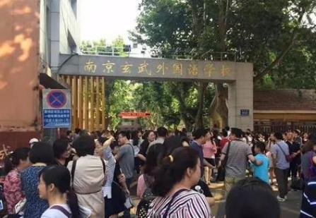 一路之隔两个小区的房价,一路之隔小区价格差距