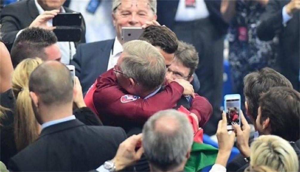 c罗离开曼联弗格森为啥不挽留,c罗为什么要离开曼联呢