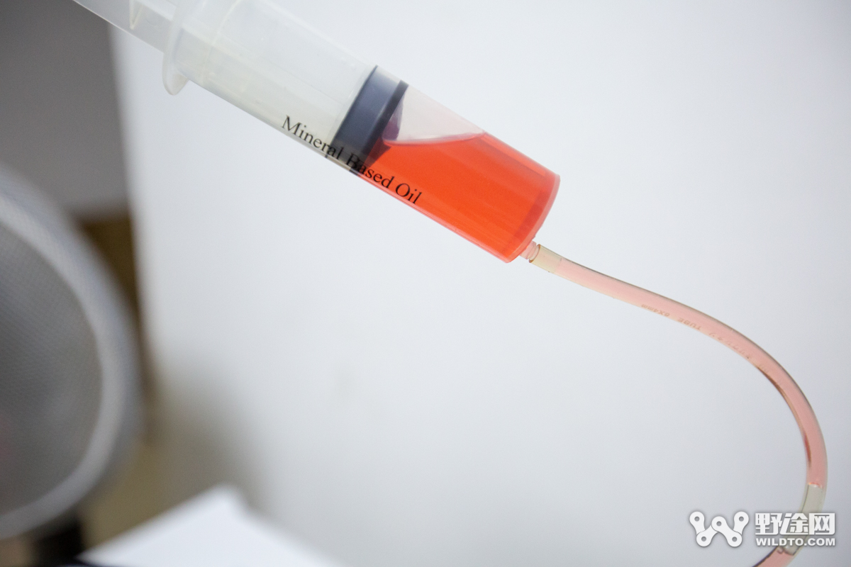 电动车刹车碟刹怎么换油,提升刹车性能省钱的方法