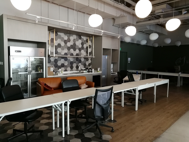 生死边缘易到不“易”办公区人去楼空车主提现难乘客退款难