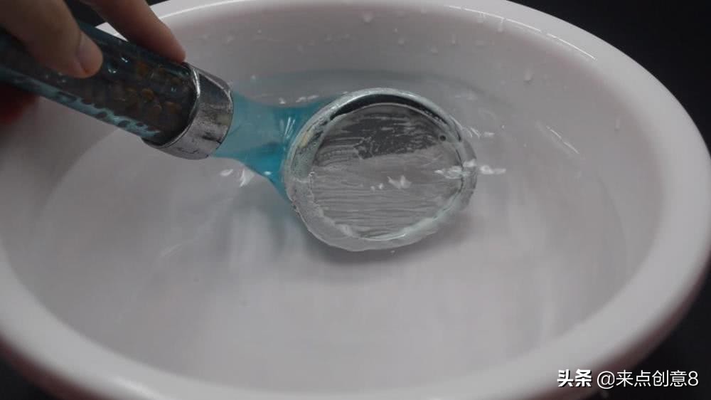 把牙膏涂抹在淋浴喷头上,把牙膏挤到喷水壶里