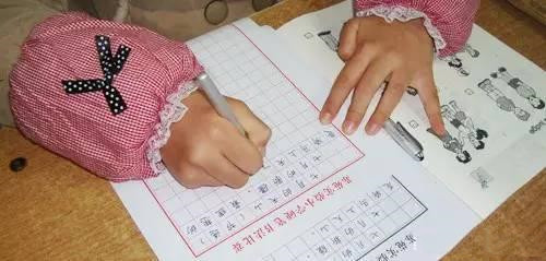 萌娃被妈妈罚站秒变脸,家长如何对待孩子罚抄事件