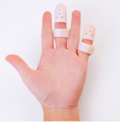 手指肌腱受伤伸不直多久手术合适,手指肌腱轻微损伤怎么治疗