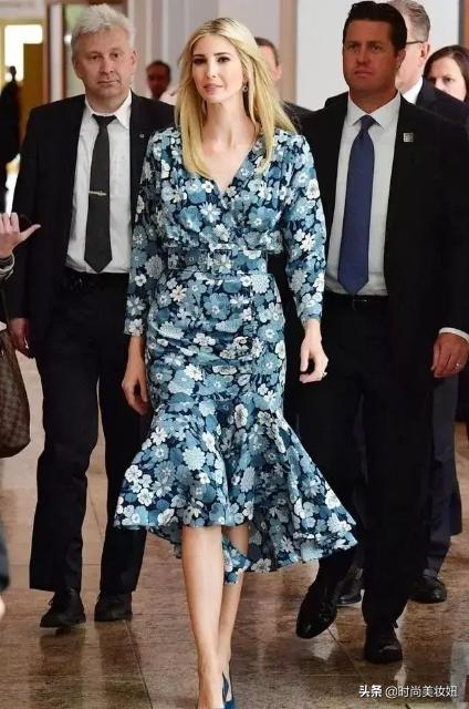 伊万卡穿收腰裙大秀蚂蚁腰 (伊万卡花式穿粉西装把人美到)