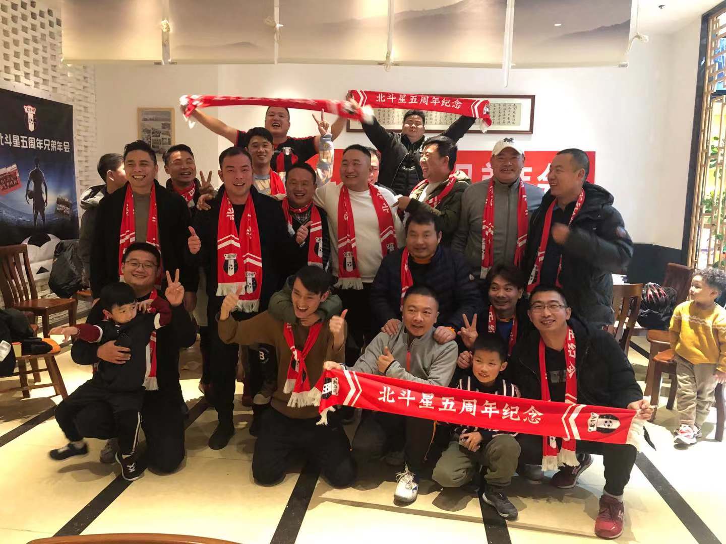 足球把别人踢骨折要赔吗,足球比赛挥肘推人受伤怎么赔