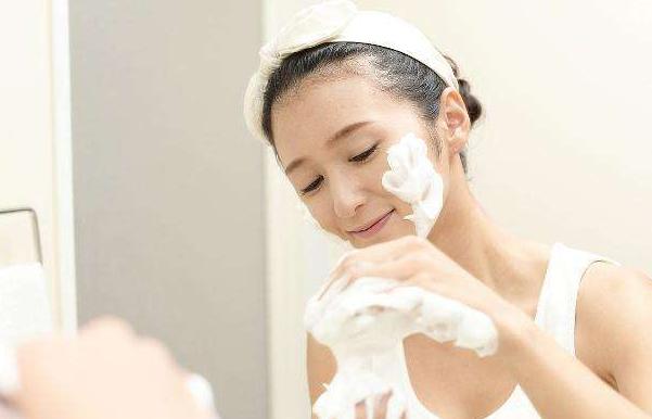 脸部忽然长脓包疙瘩不疼,丘疹脓包型痘痘留下的疤怎么消除