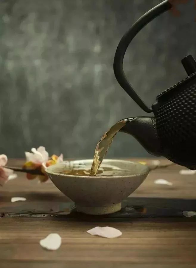 感叹一转眼就到结局的诗句,形容一辈子转瞬即逝的诗句