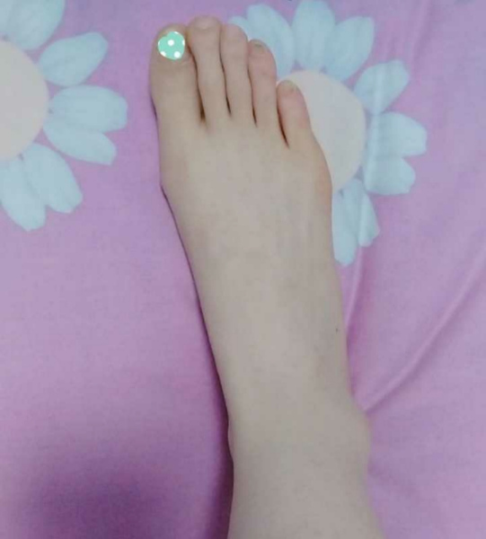 女生脚很大,脚很大的女生