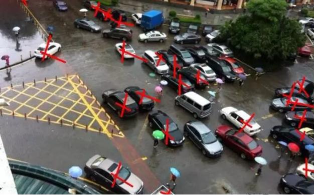 碰到乱停车的千万别这样做,遇到乱停车怎么办呢