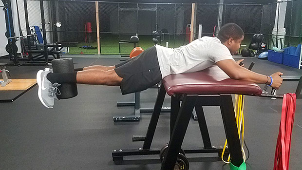 俯卧床上练臀部最好的动作,俯卧直腿的训练方法