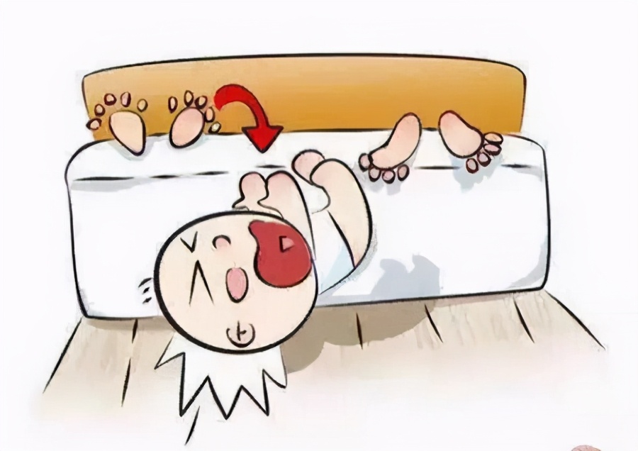 宝宝翻身掉床怎么防,宝宝摔下床妈妈反应