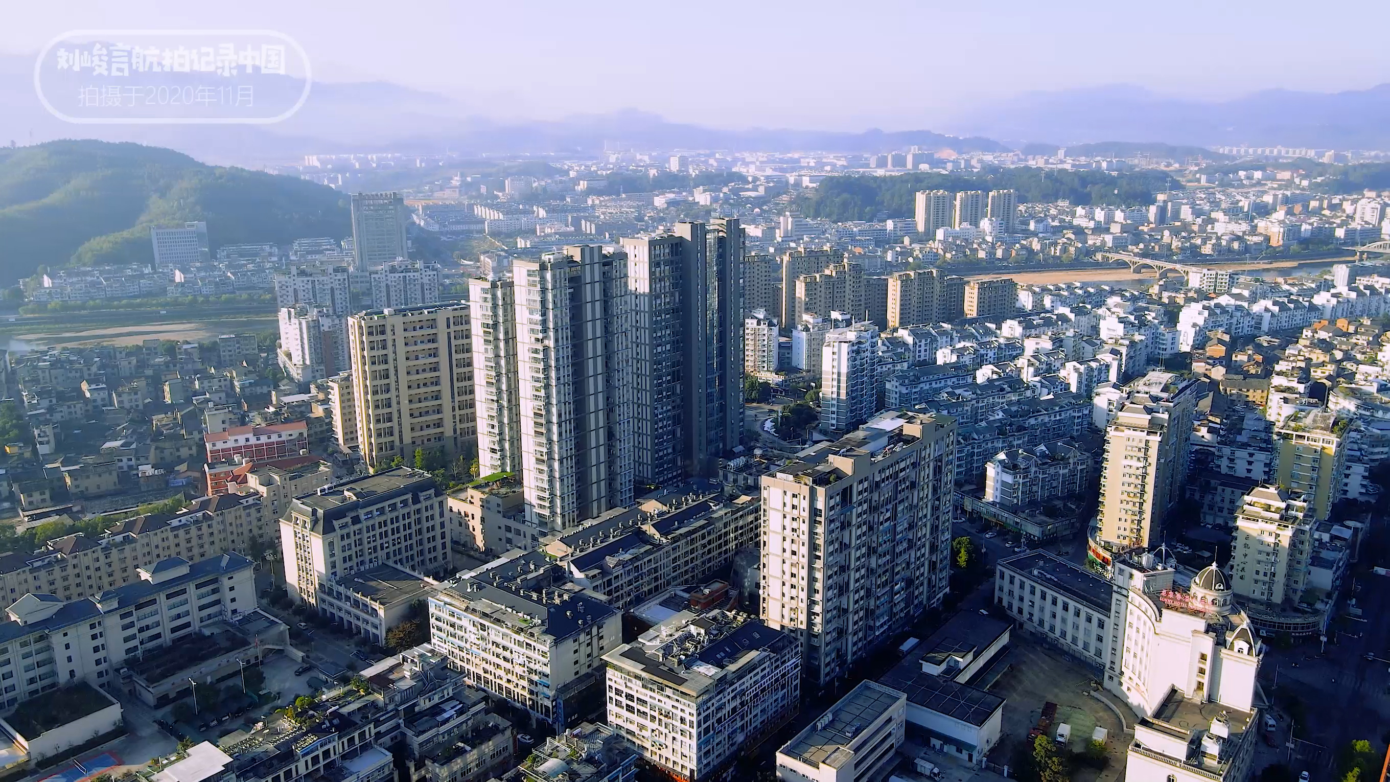 龙泉的青瓷宝剑有名气,为什么龙泉盛产宝剑