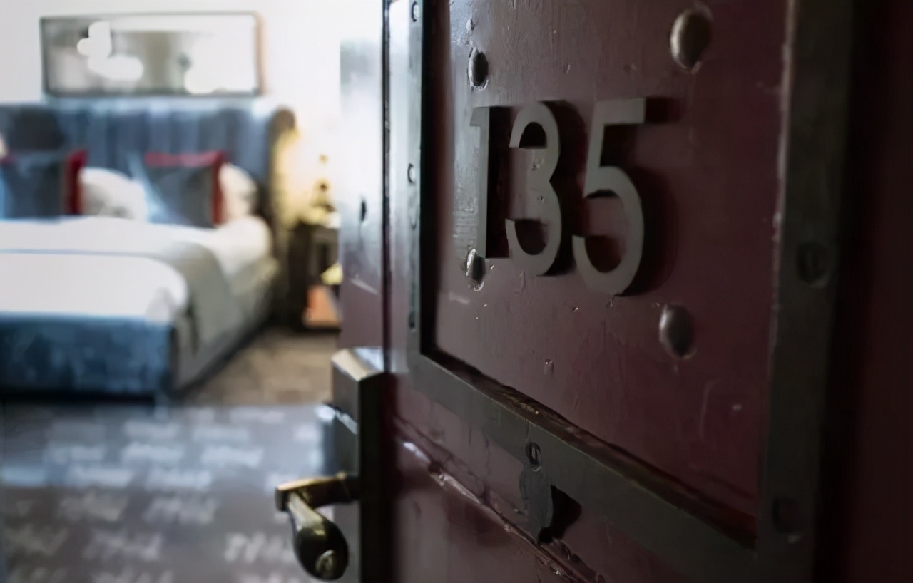 住进“坐穿牢底”的酒店,打卡深度体验监狱生活的博物馆