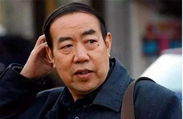 这本书因内容露骨成“*书禁**”，盗版书狂卖2000万册，获得文学大奖