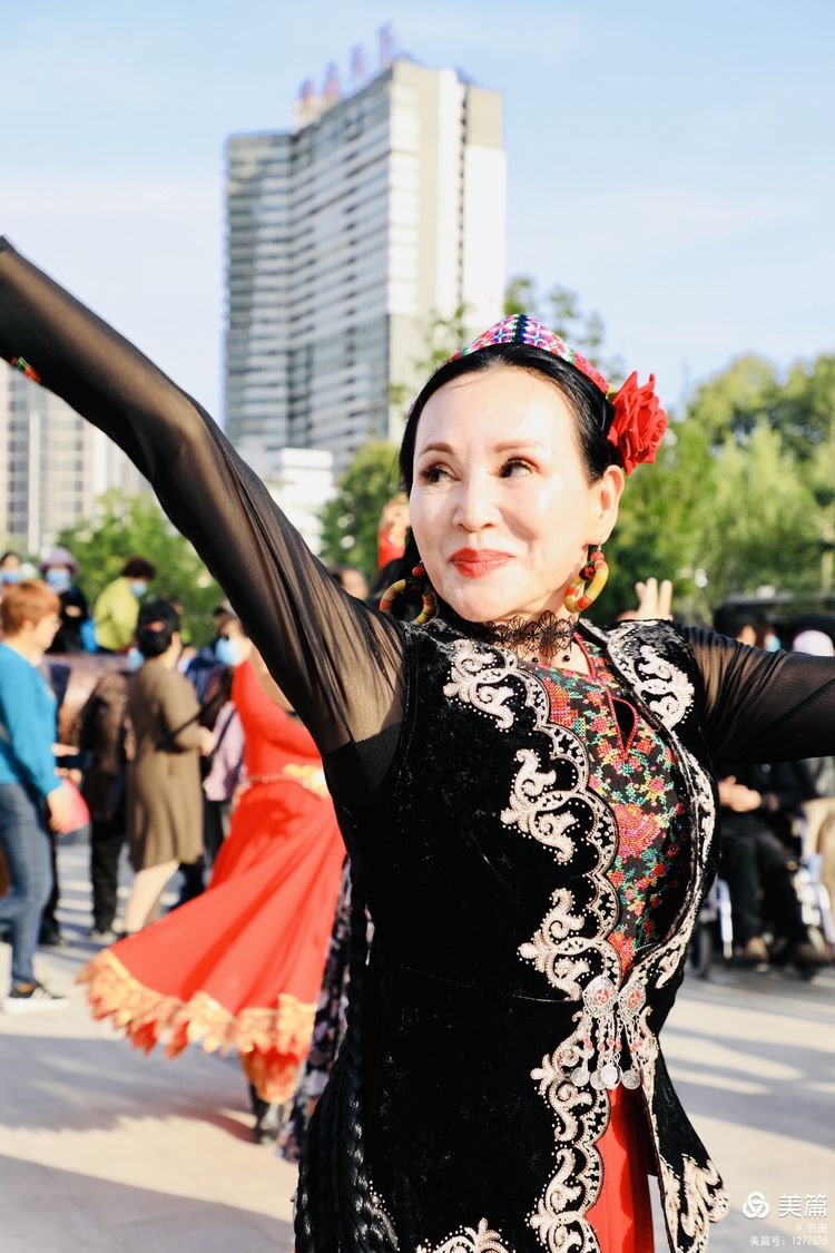 洛阳牡丹广场：*疆新**舞大联欢