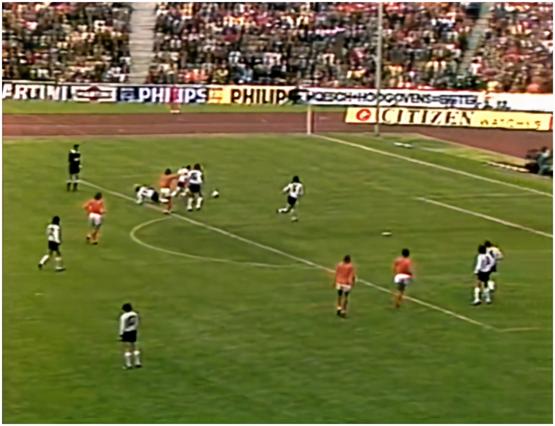 荷兰全攻全守打法是什么阵型,意大利的防守反击荷兰的全攻全守