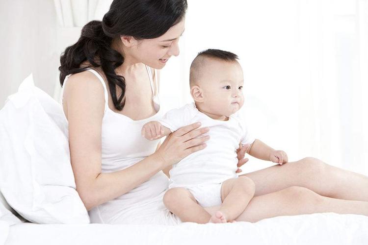 新生儿吃完奶打嗝妙招,如何快速解决新生儿打嗝的方法