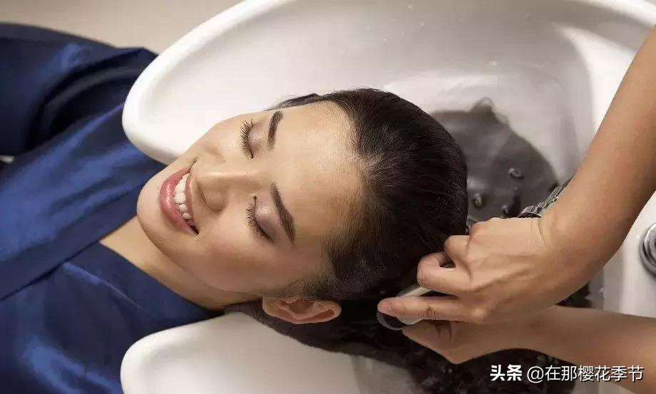 一位客家妈妈用艾草煮水给儿子洗澡，结果万万没想到.