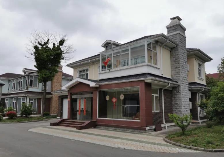 “土豪村”终于没落？曾家家住别墅开豪车，如今负债累累无力偿还