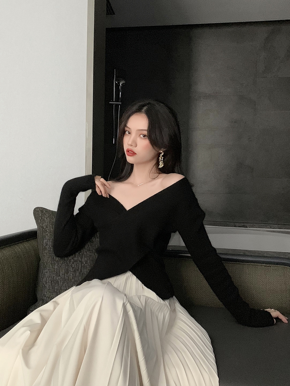 穿黑色衣服显老怎么搭配,黑色衣服显老还是显年轻