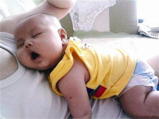 宝宝白天哄睡难,易哭闹,“并觉期”来临,宝妈可以尝试这样做