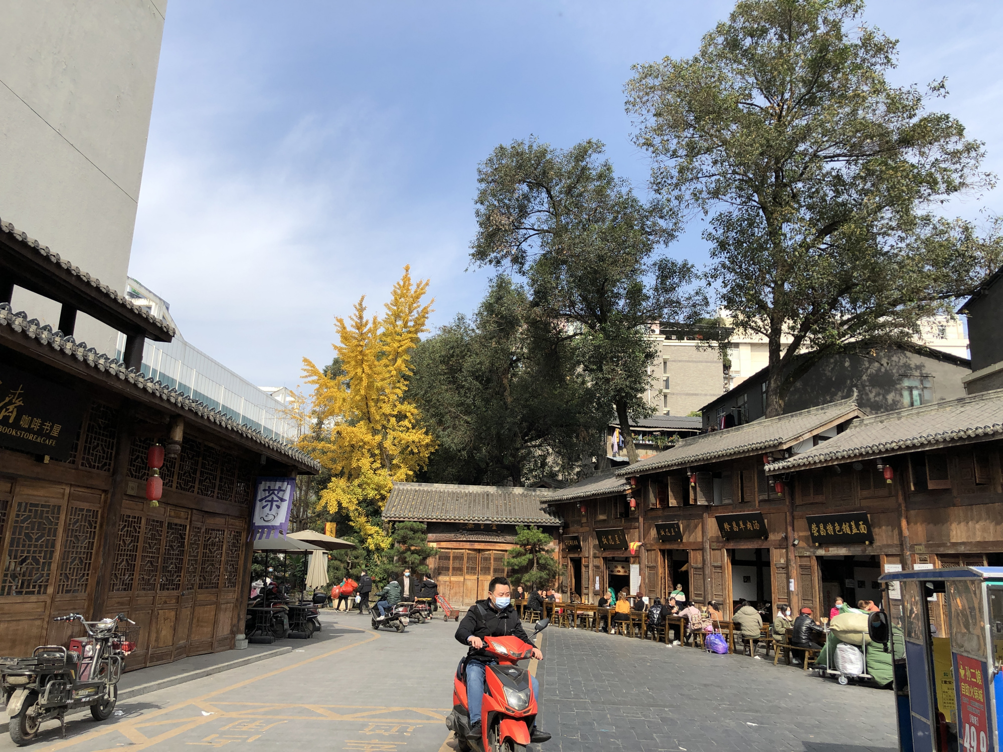 记得曾经的成都荷花池吗？我曾在那电瓶车乱穿的路上发生交通事故