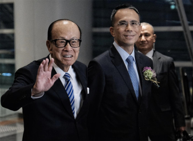 1127亿入账！许家印深陷债务危机，李嘉诚却在海外“杀疯了”